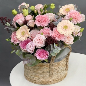 Композиция в сумке "Мадонна" из кустовых роз Бомбастик, гербер, эвкалипта, эустом, роз кения и диантусов в Москве