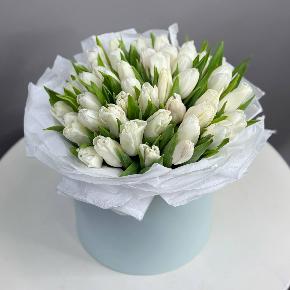 Букет из 49 белых тюльпанов в голубой шляпной коробке в Москве
