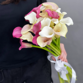 Букет из 21 каллы микс в Москве