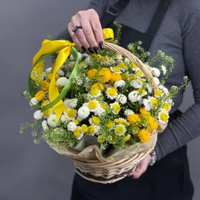 Композиция в корзине "Луга счастья" из хризантем сантини Сан Ап и Ньютон в Москве