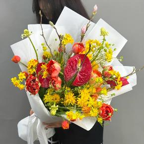 Букет с кустовыми ранункулюсами, антуриумом, тюльпанами и нарциссами в Москве