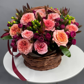 Композиция в корзине "Кофейный джем" из пионовидных роз, сафари, лагуруса, гиперикума и кустовых роз Марун в Москве