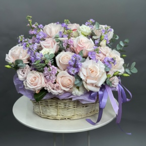 Композиция в корзине из французских роз и ароматных маттиол в Москве