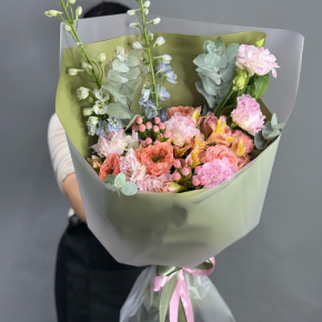 Букет "Таинственное очарование" из мазровых роз Риджентс парк, гиперикума, альстромерий, эустом и дельфиниума в Москве