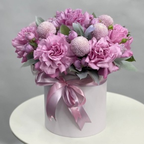 Композиция в шляпной коробке из роз Эквадор\. хризантем Момоко, кустовых роз и рускуса в Москве