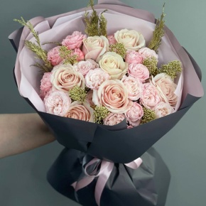 Букет "Золото" из роз, скиммии и конифера в Москве