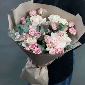 Букет "Прайм" из кустовых роз, роз Эквадор Пинк Мондиаль и эвкалипта в Москве