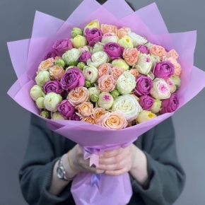 Букет из 17 кустовых пионовидных роз Мисти Баблз, Мисс Бомбастик и Джелатто (50 см) в Москве