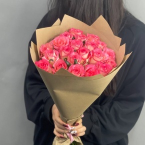 Букет из 21 розы Джумилия в крафте (50 см) в Москве