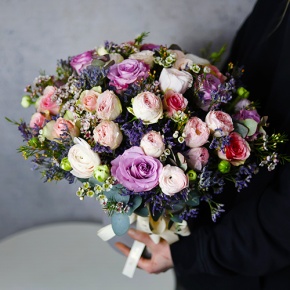 Композиция в шляпной коробке "Черничная ночь" из ранункулюсов, лавандовых роз, пионовидных кустовых роз Мэнсфилд парк, лимониума и хамелациума в Москве