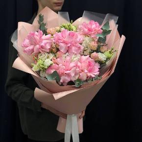 Нежный букет с розами и эустомой в Москве