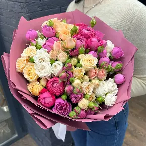 Букет из 15 кустовых роз-микс " Радуга эмоций" в Москве