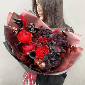 Букет с красными ранункулюсами " Кровавая Мэри" в Москве