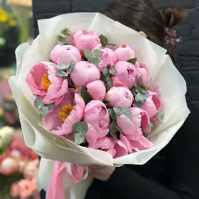 Букет из 15 лососевых пионов с эвкалиптом в Москве