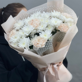 Букет из хризантем и диантусов пудра в Москве