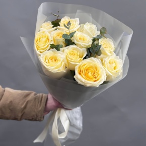 Букет 11 роз Эквадор Канделайт с эвкалиптом (70 см) в Москве