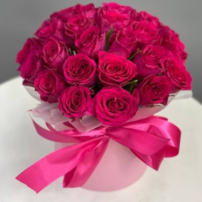 Композиция в шляпной коробке из 25 малиновых кенийских роз в Москве