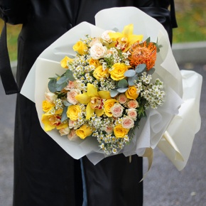 Букет "Пина колада" из лимонных роз, лейко, орхидей, хамелациума и ромашек в Москве