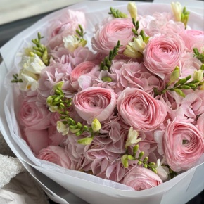 Букет "Здесь и сейчас" из ранункулюсов, гортензии и фрезии в Москве