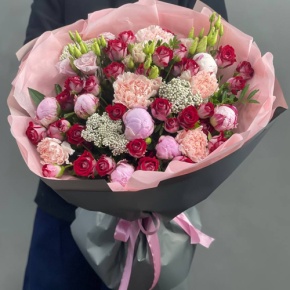 Букет "Орландо" из пионов Сара Бернар, кустовых рубиновых роз, диантусов и озатамнуса в Москве