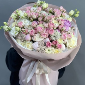 Букет "Катрин" из пионов, ранункулюсов, кустовых роз, озатамнуса и эустом в Москве