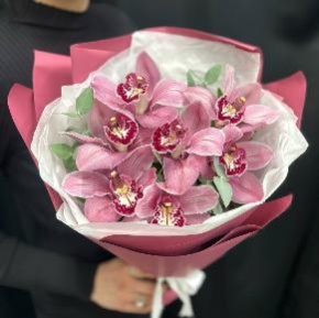 Монобукет из 7 фиолетовых орхидей с эвкалиптом в малиновой упаковке в Москве