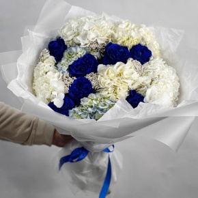 Букет "Моника" из белых гортензий, синих роз Эквадор и озатамнуса в Москве