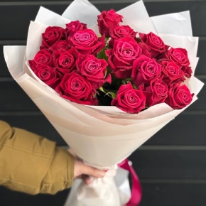 19 малиновых роз Шангрила (50 см) в Москве
