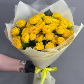Букет из 11 лимонных кустовых роз (50 см) в Москве