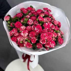 Букет из 13 кустовых роз Фаерворкс (60 см) в Москве