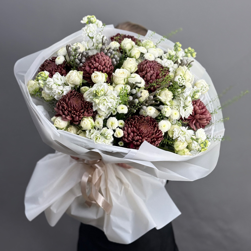Букет "Шоколадный френч" из кустовых роз, хризантем Бигоуди, брунии, ароматных маттиол и сантини в Москве Букет "Шоколадный френч" из кустовых роз, хризантем Бигоуди, брунии, ароматных маттиол и сантини в Москве