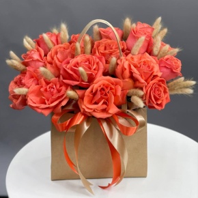 Стильная композиция в сумочке "Яркая надежда" из роз и лагуруса в Москве