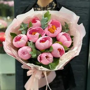 Букет из 9 лососевых пионов с эвкалиптом в Москве