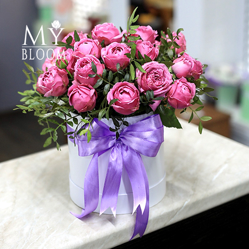 Купить пионовидные кустовые розы мисти баблс в шляпной коробке (30 см) в  Москве - 4 346 руб. | Заказать с доставкой на дом