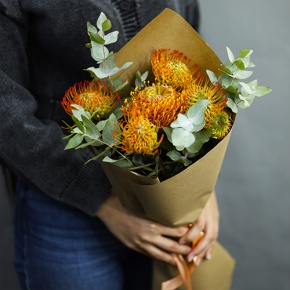 Букет "Гости из будущего" из 5 лейко и эвкалипта в Москве Букет "Гости из будущего" из 5 лейко и эвкалипта в Москве