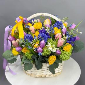 Корзина с тюльпанами, гиацинтами и нарциссами " Яркий краски весны" в Москве