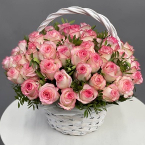 71 розовая роза Джумилия в корзине в Москве