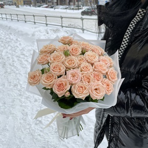 Купить кустовые розы персикового цвета в Москве недорого