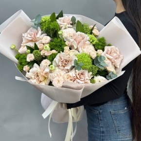 Букет "Гретта" из французских роз Эквадор Квиксенд, вибирнума, скиммии, ранункулюсов и диантусов люкс Грин Тик в Москве