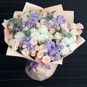 Букет "Роуз" из кустовых пионовидных роз Бомбастик, маттиол и хризантем в Москве