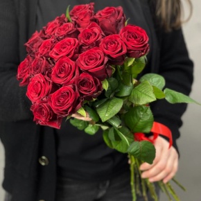 Букет 19 красных роз (50 см) в Москве