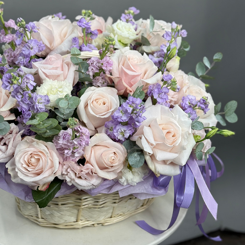 Композиция в корзине из французских роз и ароматных маттиол в Москве Композиция в корзине из французских роз и ароматных маттиол в Москве