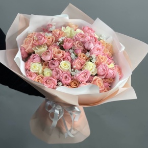 Букет "От моего сердца" из кустовых пионовидных роз Джульетта, аллиума и роз Аваланж в Москве