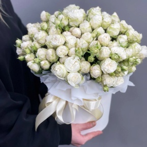 Композиция в шляпной коробке из кустовых пионовидных роз Мисс Бомбастик в Москве