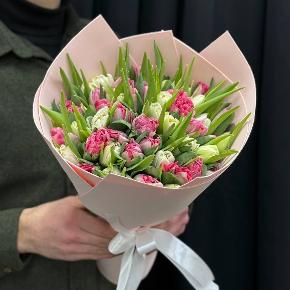 Букет из 51 бело-розового пионовидного тюльпана в Москве