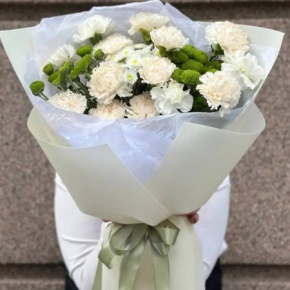 Букет "Сопрано" из диантусов и кустовых хризантем сантини в Москве