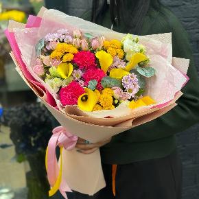 Яркий микс с желтыми каллами, сантини, розой и гвоздикой в Москве