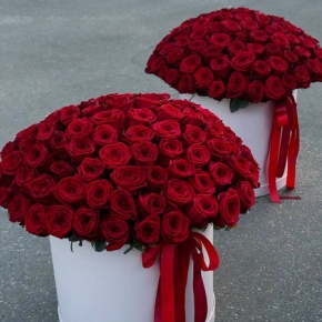Композиция в шляпной коробке "Роман" из 151 красной розы в Москве