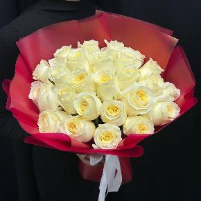 Монобукет из 25 эквадорских роз Кенделайт в красной упаковке в Москве