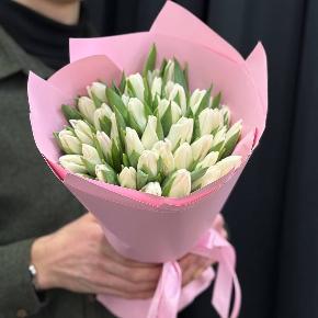 Букет из 49 белых тюльпанов в розовой упаковке в Москве